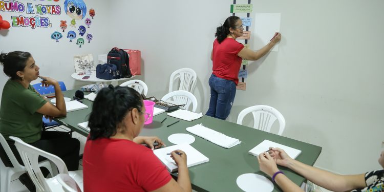 CUIDADO E INCLUSÃO      Oficina de pintura promove acolhimento e bem-estar para mães atendidas pelo Teamarr