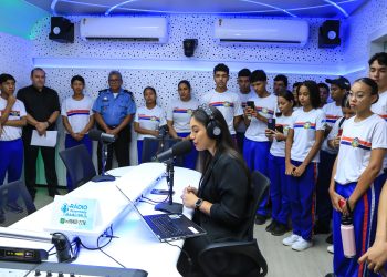 VISITA INSTITUCIONAL  Estudantes conhecem funcionamento do Poder Legislativo durante visita à ALERR