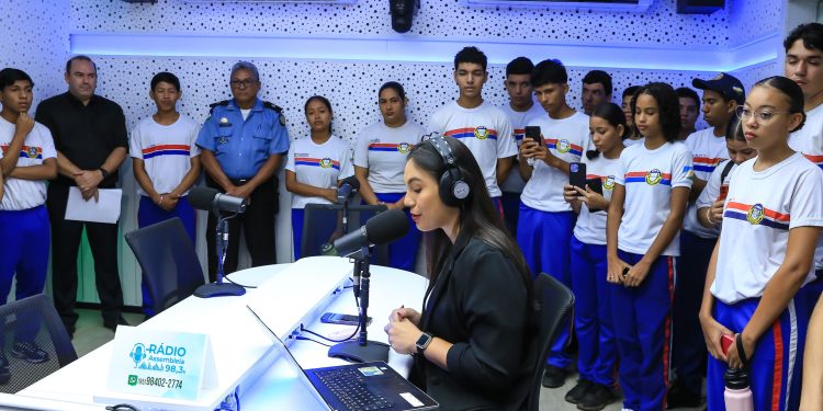VISITA INSTITUCIONAL Estudantes conhecem funcionamento do Poder Legislativo durante visita à ALERR