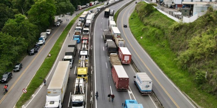 Caminhoneiros confirmam greve nacional após aumento do diesel