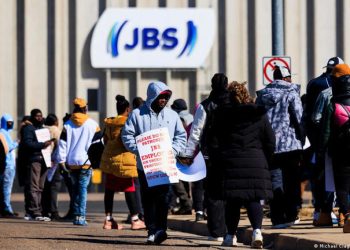 Greve em frigorífico da JBS nos EUA expõe tensões em indústria dependente de imigrantes