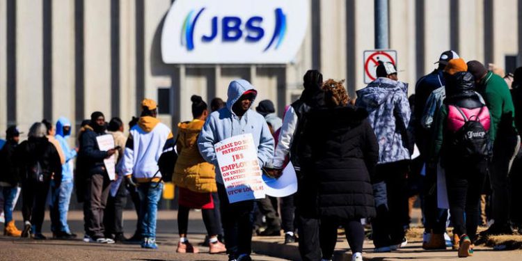 Greve em frigorífico da JBS nos EUA expõe tensões em indústria dependente de imigrantes