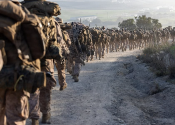 EUA avaliam envio de milhares de tropas ao Oriente Médio em nova fase de guerra contra o Irã