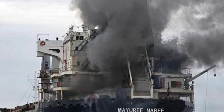 Três navios são atingidos próximos ao Estreito de Ormuz em meio à escalada no Oriente Médio