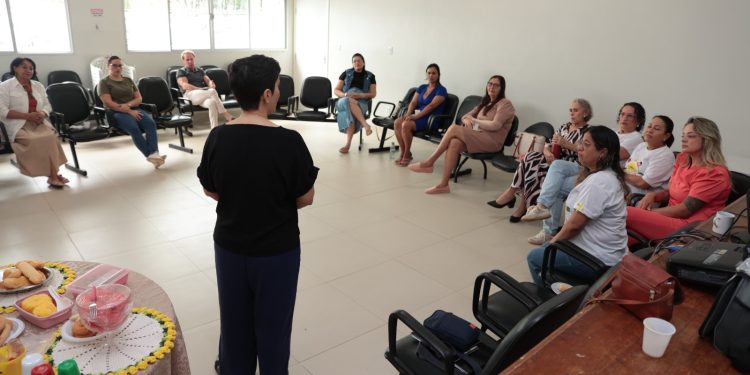 RODA DE CONVERSA DPE-RR orienta mulheres com câncer sobre direitos à saúde durante encontro no HGR