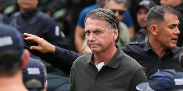 Ex-presidente Jair Bolsonaro vai ao hospital após calafrios e vômito