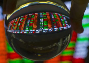 Bolsa fecha em alta firme com maior apetite ao risco; dólar cai a R$ 5,23
