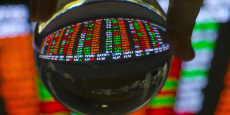 Bolsa fecha em alta firme com maior apetite ao risco; dólar cai a R$ 5,23