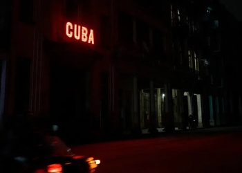 Sob bloqueio dos EUA, Cuba sofre falha total da rede elétrica e fica no escuro