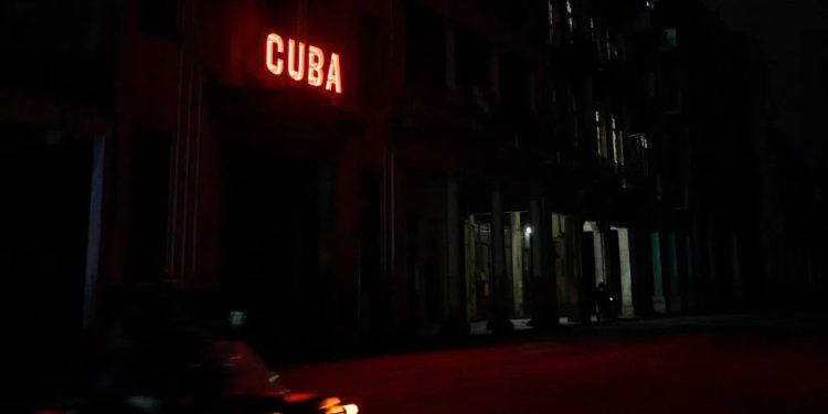 Sob bloqueio dos EUA, Cuba sofre falha total da rede elétrica e fica no escuro