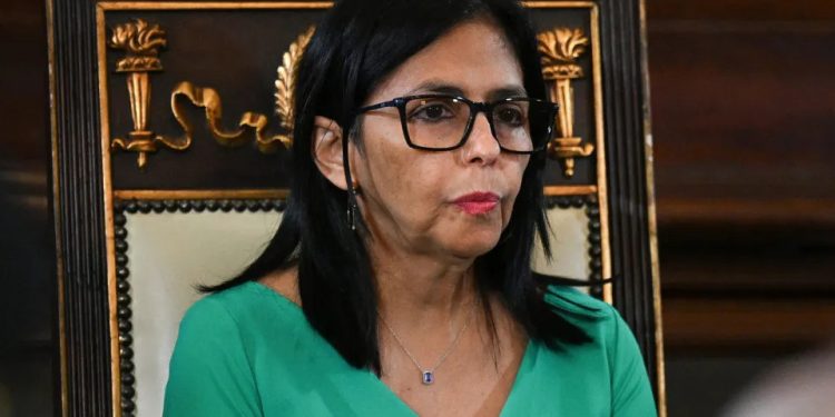 Delcy troca todo o comando militar da Venezuela após demitir ministro da Defesa