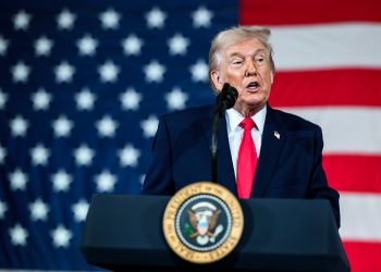 Trump anuncia tarifa de 50% para países que forneçam armas ao Irã