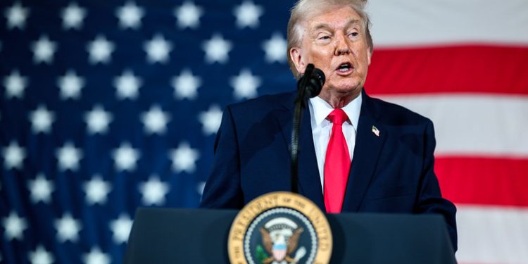 Trump anuncia tarifa de 50% para países que forneçam armas ao Irã