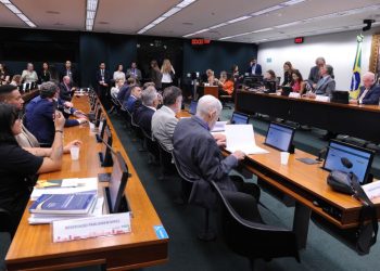 CCJ vota PEC do fim da escala 6×1 nesta quarta-feira após manobra de Hugo Motta