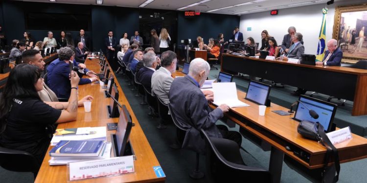 CCJ vota PEC do fim da escala 6×1 nesta quarta-feira após manobra de Hugo Motta