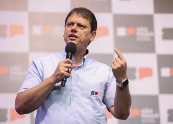 Eleições 2026: Tarcísio de Freitas diz que Flávio Bolsonaro pode vencer Lula no primeiro turno