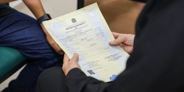 EDUCAÇÃO EM DIREITOS  Defensoria Pública orienta assistidos sobre exclusão de nome paterno do registro civil