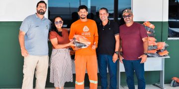 Com entrega de fardamento, prefeitura amplia segurança e valoriza operadores da usina de asfalto