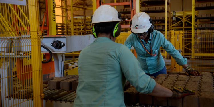 Indústria vê risco e critica avanço de PEC pelo fim da jornada 6×1 na Câmara