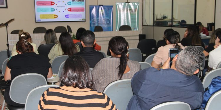 EDUCAÇÃO FINANCEIRA  Workshop promove discussão de programas voltados a Educação Financeira na rede pública de ensino