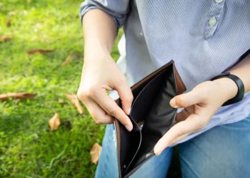 Após recorde de endividamento, mais famílias buscam crédito emergencial