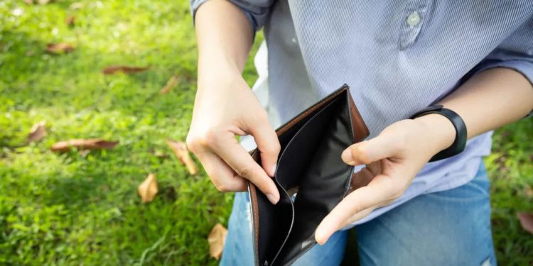 Após recorde de endividamento, mais famílias buscam crédito emergencial