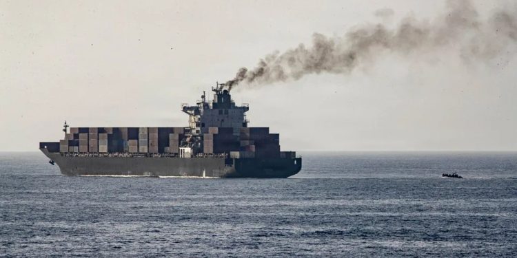 Irã ataca navios no estreito de Hormuz após Trump estender trégua