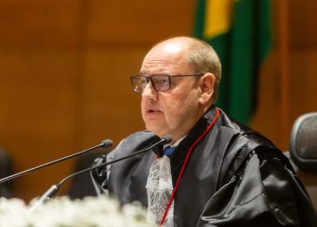 Governador interino do RJ dobra salário com viagens para a Europa