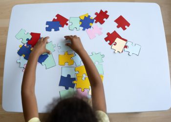 Abril Azul: no mês de conscientização sobre o Autismo, entenda o transtorno e a importância do diagnóstico precoce