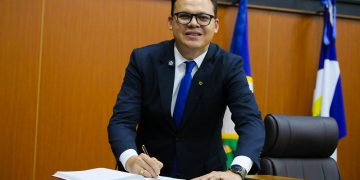 PARLAMENTO  Mesa Diretora empossa Rogério Borges no cargo de deputado estadual