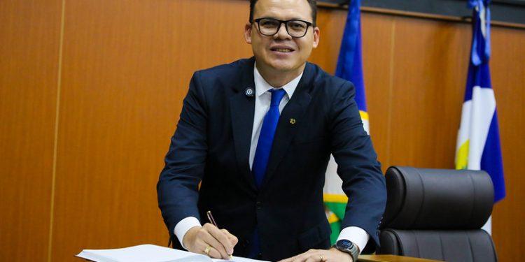 PARLAMENTO  Mesa Diretora empossa Rogério Borges no cargo de deputado estadual