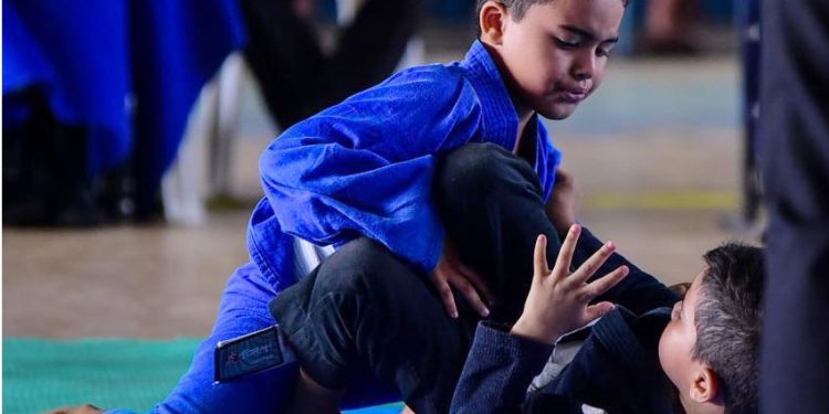 Promessa do jiu-jitsu roraimense, atleta de 6 anos promove feijoada para disputar Campeonato Brasileiro de Jiu-Jitsu