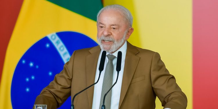 Rejeição alta faz Lula revogar ‘taxa das blusinhas’ que criou
