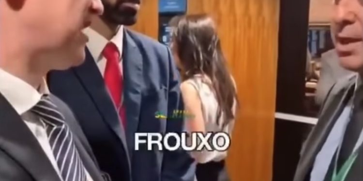 Oposição exige afastamento de general que tentou intimidar deputado em plena Câmara