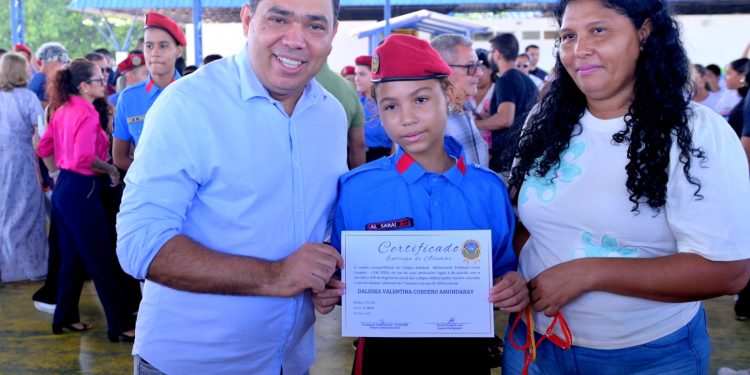MÉRITO ACADÊMICO  Entrega de alamares reconhece estudantes e incorpora novos alunos à rede militarizada