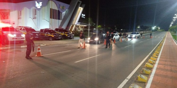NA MADRUGADA  Detran-RR e Polícia Militar prendem foragido da justiça durante fiscalização de trânsito