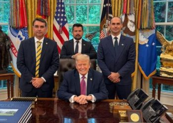 Flávio encontra Donald Trump ao lado de Eduardo e Figueiredo