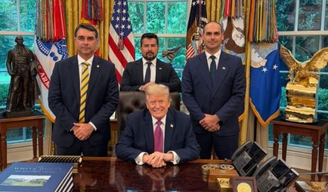 Flávio encontra Donald Trump ao lado de Eduardo e Figueiredo