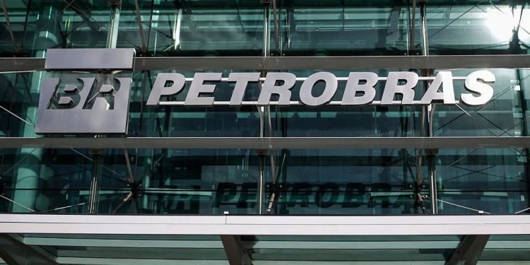 Alta na gasolina “vai acontecer já já”, diz presidente da Petrobras