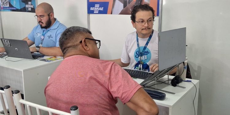 Do medo de ser fechado ao primeiro CNPJ: migrantes e brasileiros encontram a chance de sair da informalidade