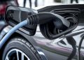 Nova norma para estações de carregamento de veículos elétricos exige adaptação de estacionamentos e atenção às apólices de seguro