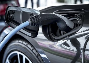 Nova norma para estações de carregamento de veículos elétricos exige adaptação de estacionamentos e atenção às apólices de seguro