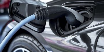 Nova norma para estações de carregamento de veículos elétricos exige adaptação de estacionamentos e atenção às apólices de seguro