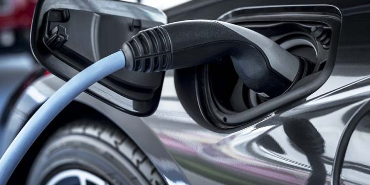 Nova norma para estações de carregamento de veículos elétricos exige adaptação de estacionamentos e atenção às apólices de seguro