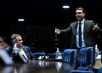 Flávio Bolsonaro cobra rigor em investigação da PF sobre caso Master
