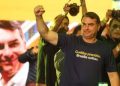 Flávio usa camisa com frase: “Curitiba prende, Brasília soltou”