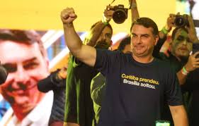 Flávio usa camisa com frase: “Curitiba prende, Brasília soltou”