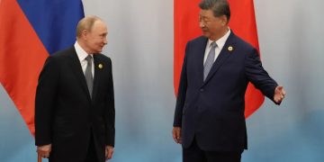 Xi tenta projetar China como pivô da diplomacia global em encontro com Putin