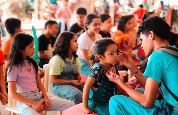 Pátio Roraima Shopping promove tarde infantil com balões e livros de colorir