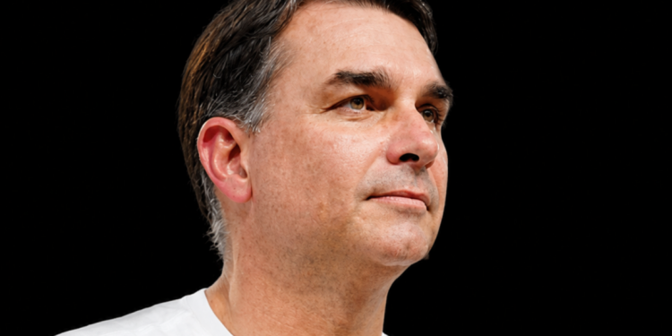 Atlas/Intel é acusada de manipulação por reproduzir áudio entre Flávio e Vorcaro em pesquisa eleitoral
